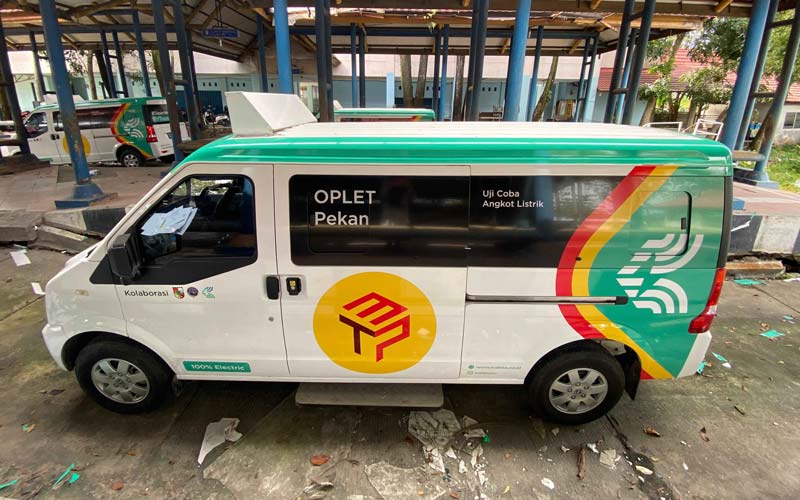 Penampakan angkutan kota (angkot) listrik yang dinamai Oplet Pekan di Terminal Bandar Raya Payung Sekaki (BRPS) Pekanbaru, Selasa (3/12/2024).