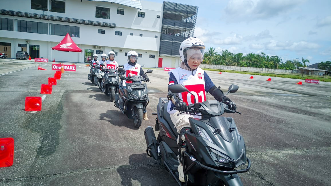 Para peserta saat mengikuti kompetisi safety riding bertajuk &ldquo;Cari Aman Skill Competition 2024&rdquo; yang digelar oleh PT Capella Dinamik Nusantara (CDN) Riau di Capella Honda Safety Riding Center Riau, belum lama ini.