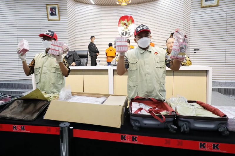 Barang bukti hasil OTT KPK di Pekanbaru, pada Senin (2/12/2024). Pj Wako Pekanbaru Risnandar Mahiwa, Sekdako Indra Pomi, dan Novin Karmila tersangka, barang buktinya Rp6,8 M.