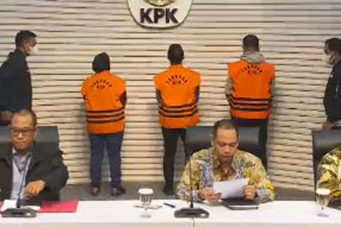 Tiga tersangka kasus dugaan korupsi pengelolaan anggaran di lingkungan Pemko Pekanbaru Tahun Anggaran 2024-2025, Indra Pomi Nasution (IPN), Risnandar Mahiwa (RM) dan Novian Karmila (NK).