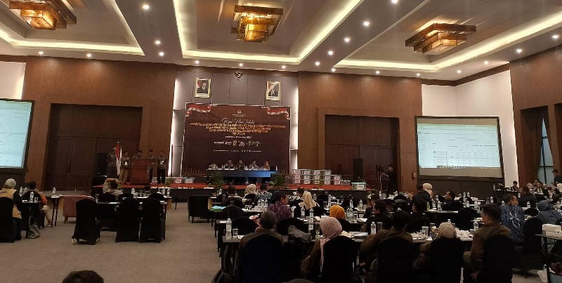 Suasana Rapat Pleno Terbuka KPU Kota Pekanbaru di Ballroom Hotel Aryaduta Pekanbaru pada Rabu (4/12/2024) dini hari,.  ////