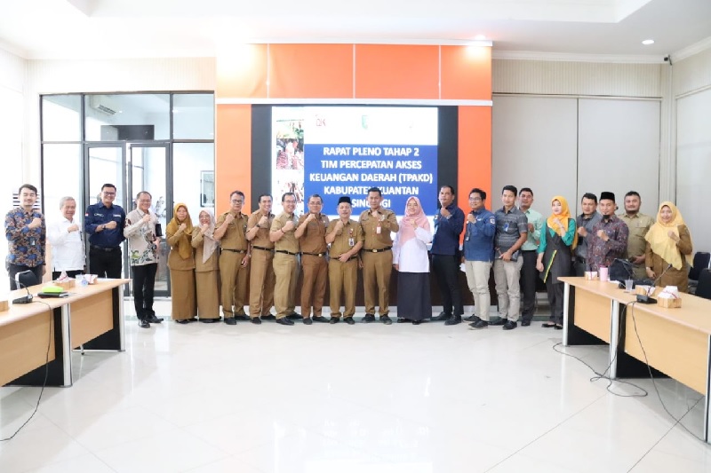 Asisten II Setda Kuansing Ir H Maisir bersama kepala OPD dan pimpinan bank di Kuansing di Multimedia Kantor Bupati Kuansing, Telukkuantan, Selasa (3/12/2024).
