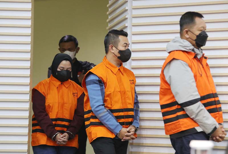 Petugas menggiring mantan Penjabat Wali Kota Pekanbaru Risnandar Mahiwa (tengah), Sekko  Indra Pomi Nasution (depan), dan Plt Kabag Umum Setdako Pekanbaru Novin Karmila (belakang).