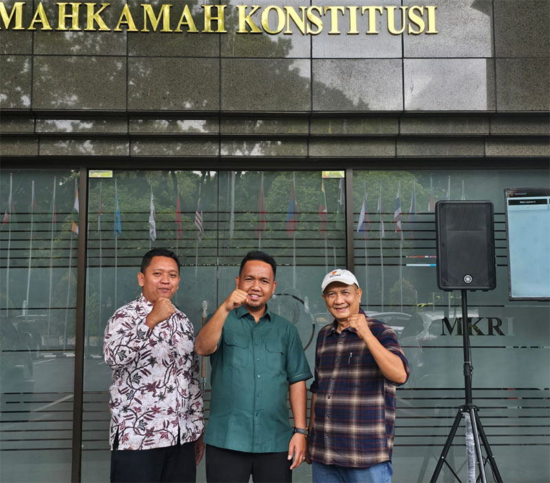 Tiga orang tim Kuasa Hukum Paslon nomor urut 2, Adam-Sutoyo (AYO) mendaftarkan gugatan di Mahkamah Konstitusi (MK), Kamis (5/12/2024).