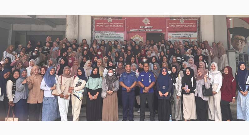 Koordinator Mata Kuliah Inter Profesional Education Manajemen Bencana FKes UHTP Dr Herlina Susmaneli SKM MKes foto bersama pemateri dan mahasiswa usai simulasi