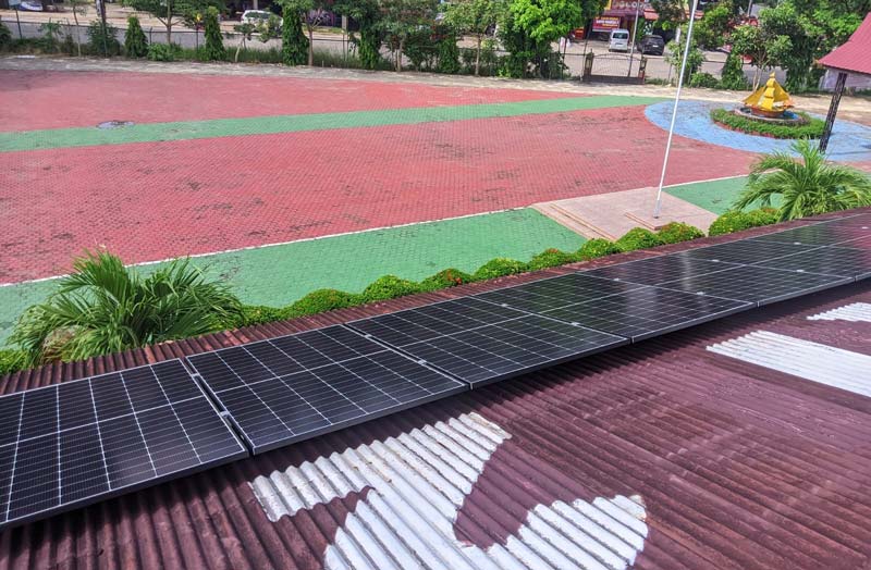 Panel listrik PLTS dipasang di atap SMAN 2 Mandau untuk mendukung proses belajar mengajar di sekolah, Selasa (3/12/2024).