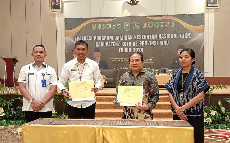 Deputi Direksi Wilayah II BPJS Kesehatan Eddy Sulistijantoe Hadie foto bersama Kadiskes Riau drg Sri Sadono Mulyanto MHan usai melakukan penandatanganan Rencana Kerja PBPU dan BP Pemda Se-Riau