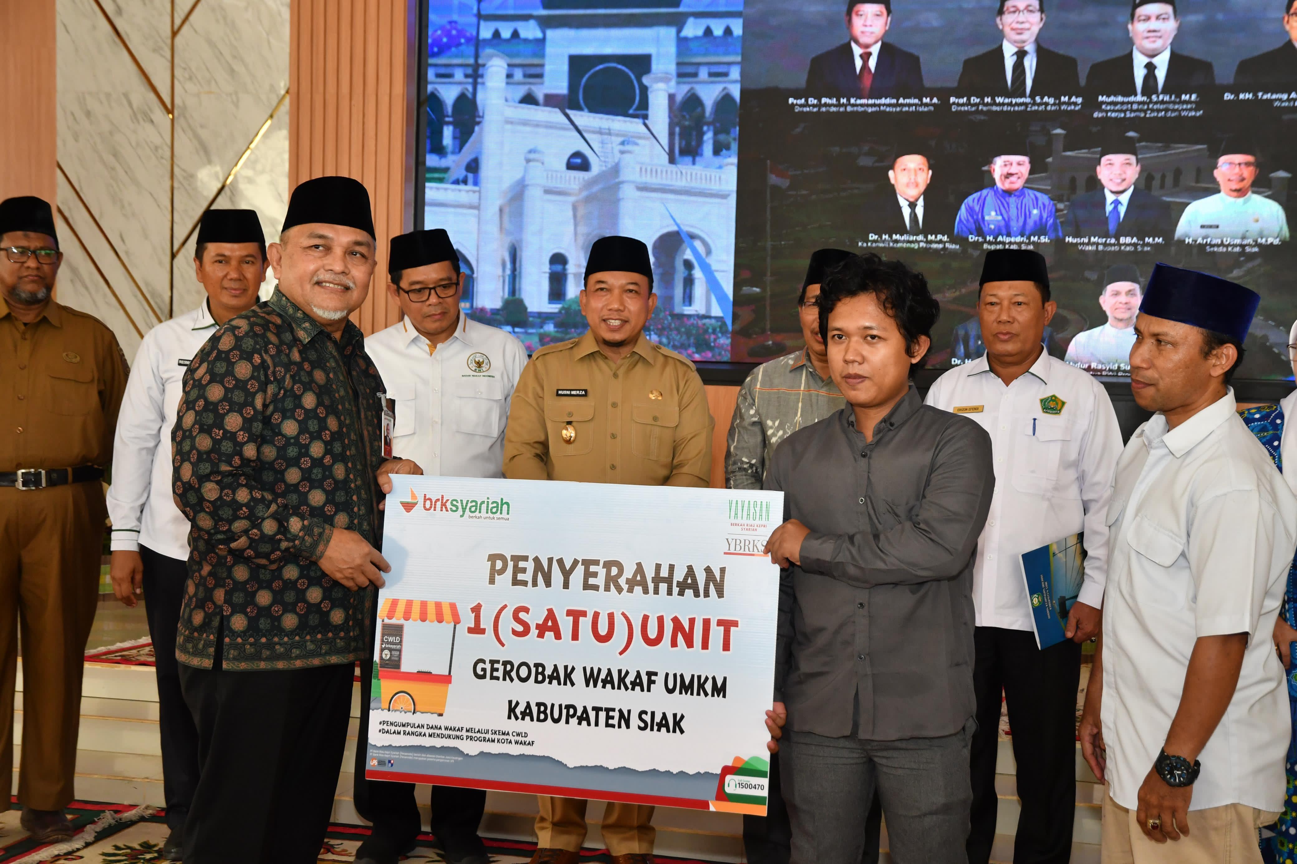 Penyerahan Wakaf gerobak  secara simbolis oleh Direktur Dana dan Jasa BRK Syariah, MA Suharto kepada Anjas Ramadhan salah satu pelaku UMKM dengan usaha Telur Gulung .