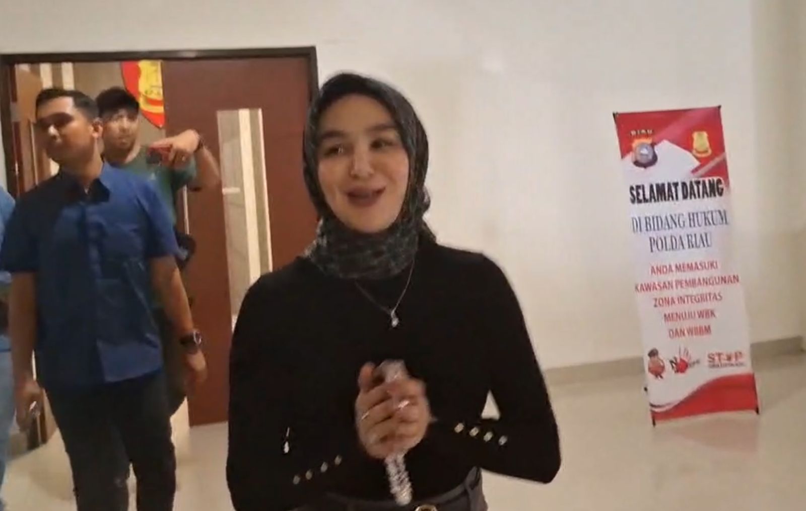 Artis dan Selebgram Hana Hanifah saat di Mapolda Riau, Kamis (5/12/2024).