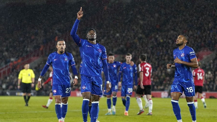 Pemain Chelsea merayakan gol ke gawang Southampton dalam lanjutan Liga Primier Inggris di St Mary.
