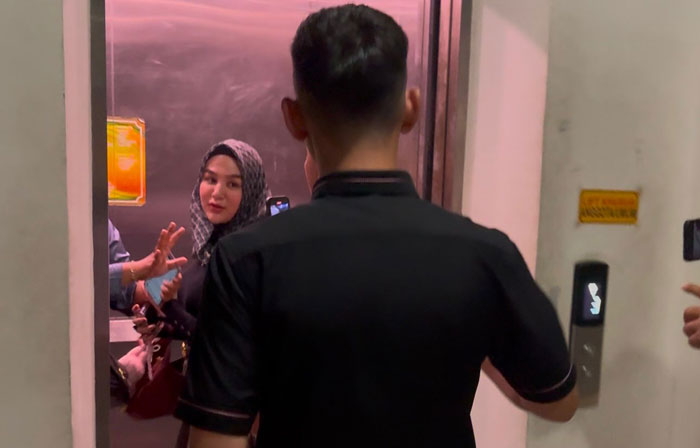 Aktris FTV dan Selebgram Hana Hanifah saat lari menuju lift lantai III Gedung Mapolda Riau usai menjalani pemeriksaan Subdit III Tipidkor Polda Riau, Kamis (5/12/2024) malam.