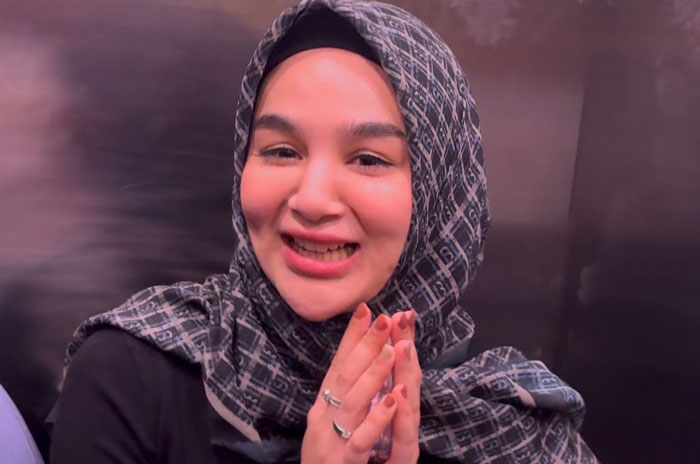 Selebgram Hana Hanifah usai diperiksa penyidik Subdit III Tipidkor Ditreskrimsus Polda Riau, Kamis (5/12/2024).
