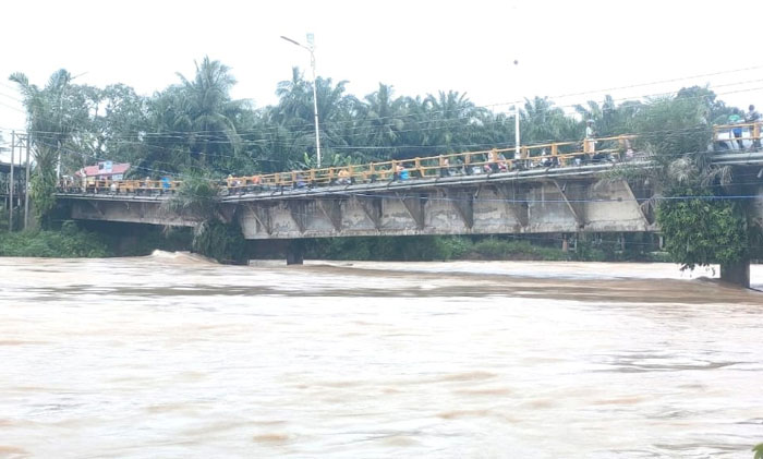 Kondisi Jembatan Sungai Rokan yang berada di ruas jalan provinsi Tandun Pasirpengaraian tepatnya di Desa Suka Damai, Kecamatan Ujung Batu Rohul mengalami kemiringan, Ahad (24/111/2024) lalu.