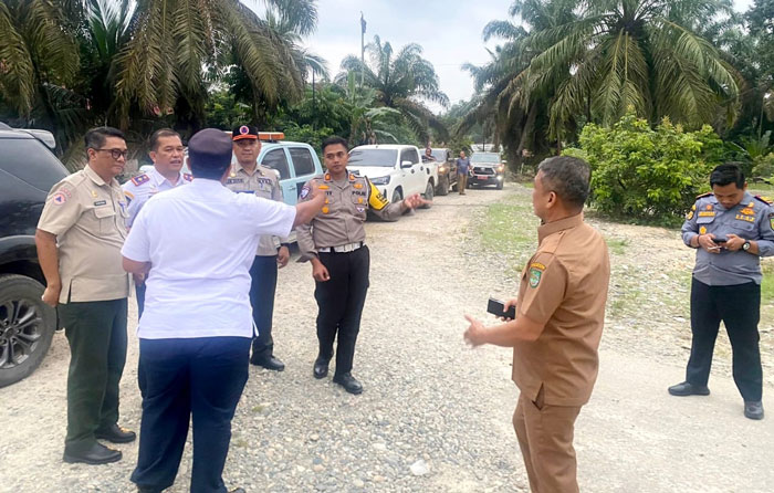 Kadishub Riau Andi Yanto bersama Dinas PUPR Rohul dan Kasatlantas Satlantas Polres Rohul AKP Tatit Rizkyan Hanafi STK SIK meninjau jalur alternatif untuk roda 6 di ruas jalan Kota Lama dan Kota Intan