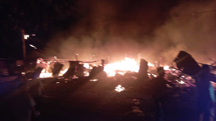 Kebakaran hebat terjadi di Jalan Bakti, Jalan Bakti, RT 01 RW 12, Kelurahan Sidomulyo Timur, Kecamatan Marpoyan Damai, Kota Pekanbaru, Kamis (5/12/2024) malam.