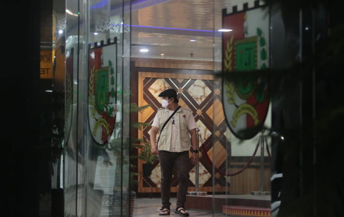 Petugas KPK melakukan penggeledahan di Gedung Utama Kantor Pemerintahan Kota Pekanbaru di Tenayan Raya, Pekanbaru, Kamis (5/12/2024) malam.