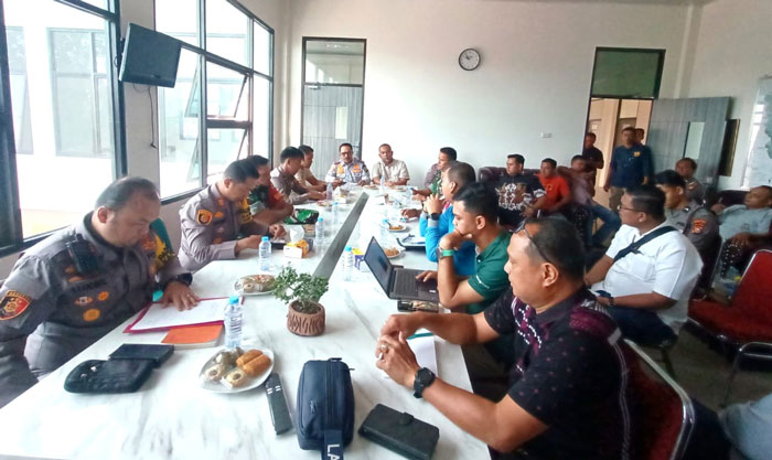 Plt Kadishub Rohul Minarli Ismail (depan) pimpon rakor bersama  instansi terkait membahas kondisi jalan alternatif dan Jembatan Sungai Rokan yang mengalami kemiringan di ruang kerja Camat Ujung Batu