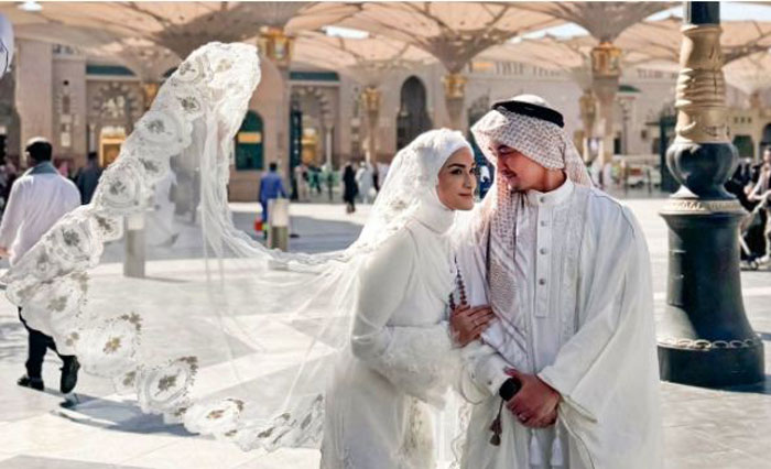 Zumi Zola resmi menikahi Putri Zulkifli Hasan di Masjid Nabawi, Madinah, Arab Saudi, Kamis (5/12/2024).