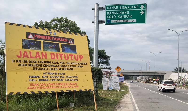 Baliho pemberitahuan jalan lintas Riau-Sumbar Km 106 Desa Tanjung Alai ditutup total dipasang dekat pintu masuk tol Sungai Pinang, Kecamatan Tambang, Kabupaten Kampar