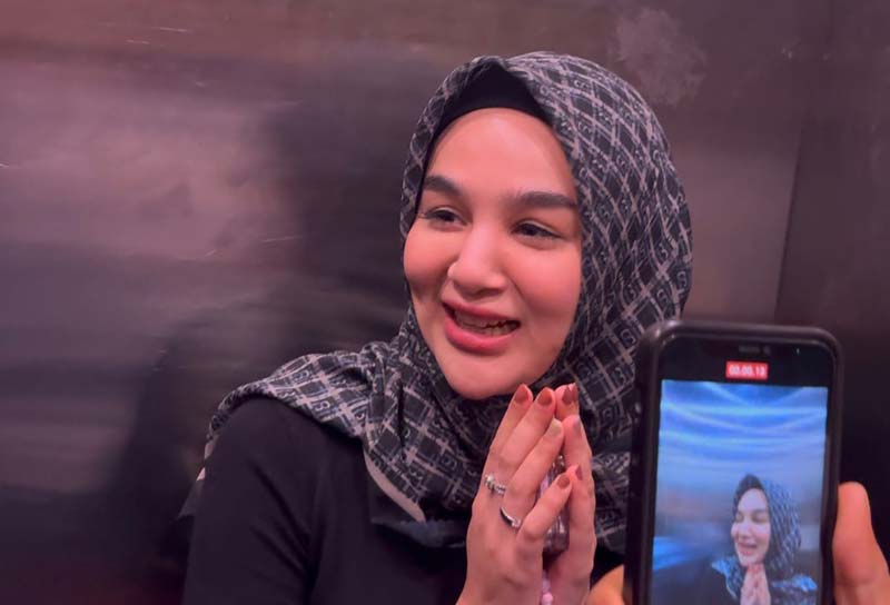 Hana Hanifah meminta maaf saat ditemui wartawan dalam lift Lantai III Gedung Mapolda Riau usai menjalani pemeriksaan, Kamis (5/12/2024).