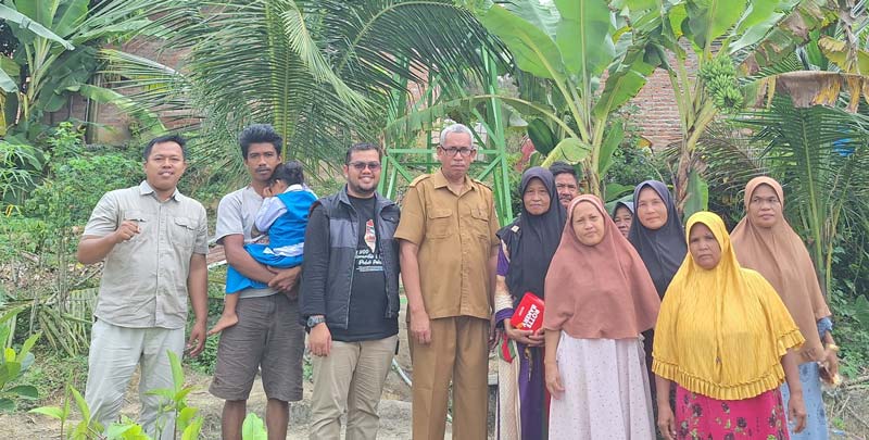 Kepala Dusun Minas Barat, Manager Fundraising Dompet Dhuafa Riau, PIC Program Ekonomi Dompet Dhuafa Riau foto bersama warga Kampung Minas Barat, baru-baru ini.