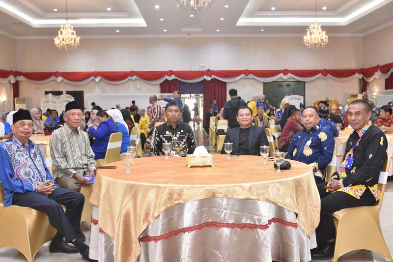 Direksi Bank Riau Kepri  Syariah (BRKS) bersama para tamu saat mengikuti peringatan Hari Disabilitas Internasional 2024,  di Gedung Daerah, Balai Serindit Pekanbaru
