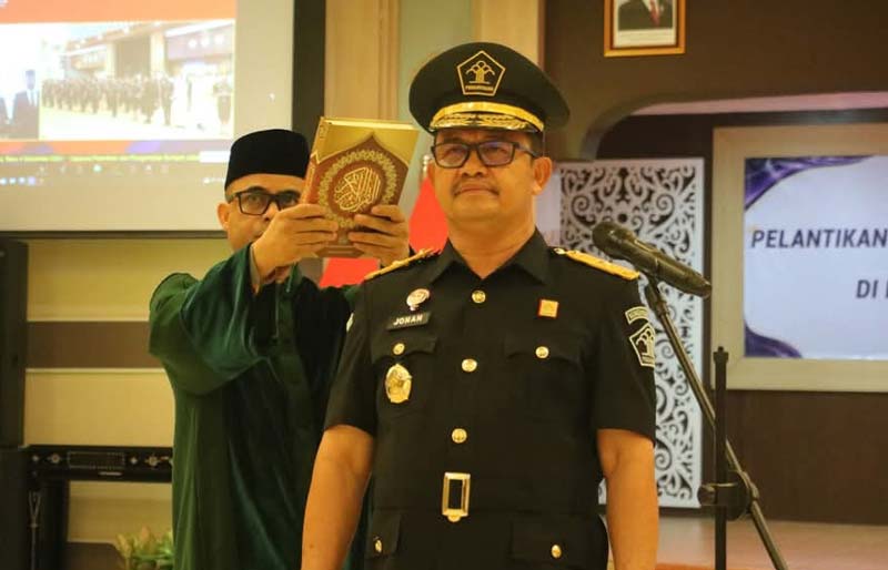 Kepala Divisi Pelayanan Hukum Kanwil Kemenkumham Riau Johan Manurung diambil sumpah ketika menghadiri pelantikan secara virtual dari Pekanbaru, Rabu (4/12/2024).