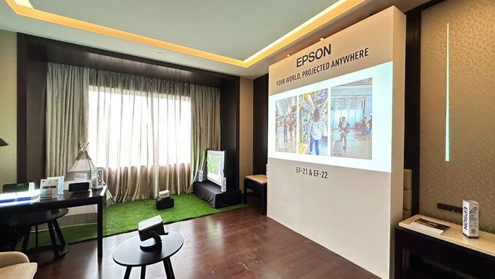 Epson EpiqVision Mini yang enggabungkan desain elegan dengan teknologi canggih, menghadirkan pengalaman home theater yang tak tertandingi dan mudah dibawa ke mana saja.