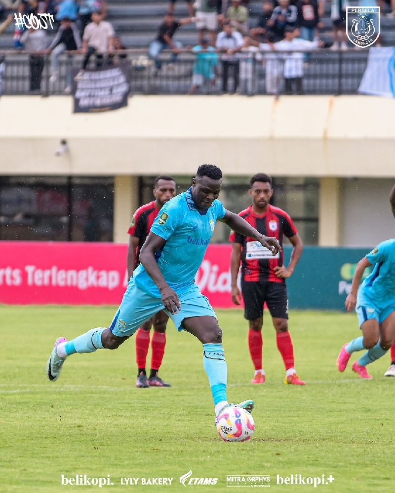 Penyerang Persela Lamongan Ezechiel Ndouasel mencetak gol pembuka dari titik penalti saat mengalahkan Persipura Jayapura 2-1 di Stadion Tuban Sport Center, Tuban, Jumat (6/12/2024).