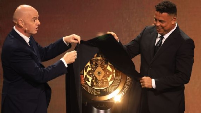 Presiden FIFA Gianni Infantino dan legenda sepakbola Ronaldo memamerkan trofi Piala Dunia Antarklub yang baru.