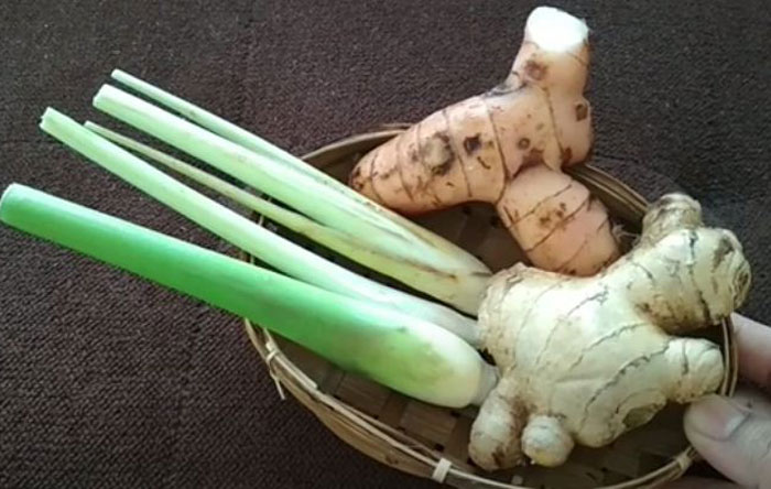 Ilustrasi. Membuat minuman hangat dari rebusan herbal berupa jahe, sereh, kayu manis atau temulawak bermanfaat bagi sistem imunitas tubuh.
