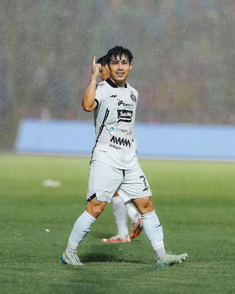 Gelandang Persija Jakarta asal Jepang Ryo Matsumura mencetak gol kemenangan atas Semen Padang pada pekan 13 Liga 1 di Stadion H Agus Salim Padang, Jumat (6/12/2024) malam.
