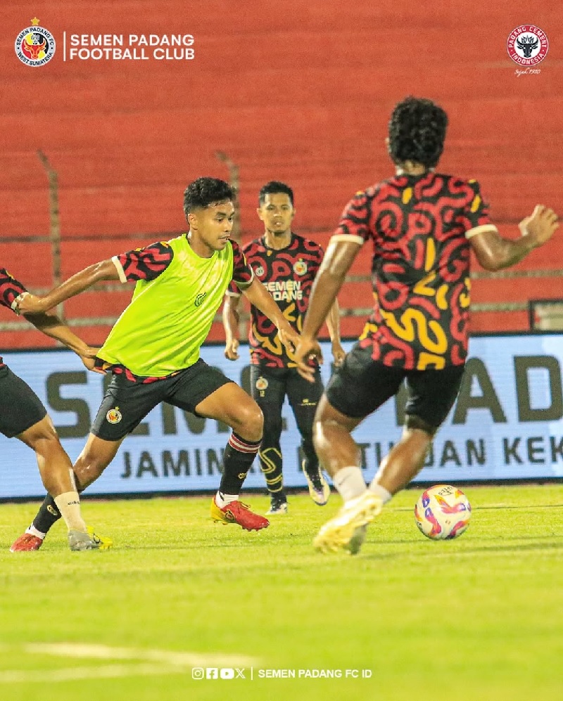 Skuad Semen Padang FC saat menjalani latihan. Tim berjuluk Kabau Sirah itu membidik poin penuh saat menjamu Persija Jakarta, malam ini.