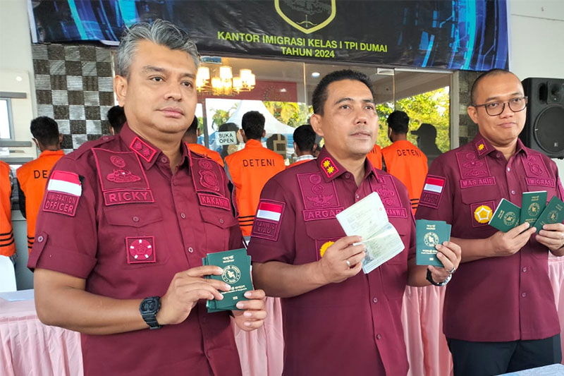 Kepala Kanwil Kementerian Hukum dan HAM Riau, Budi Argap Situngkir didampingi Kepala Imigrasi Kelas I TPI Dumai Ricky Rachmawan, Sabtu (7/12/2024)  memperlihatkan sejumlah barang bukti paspor