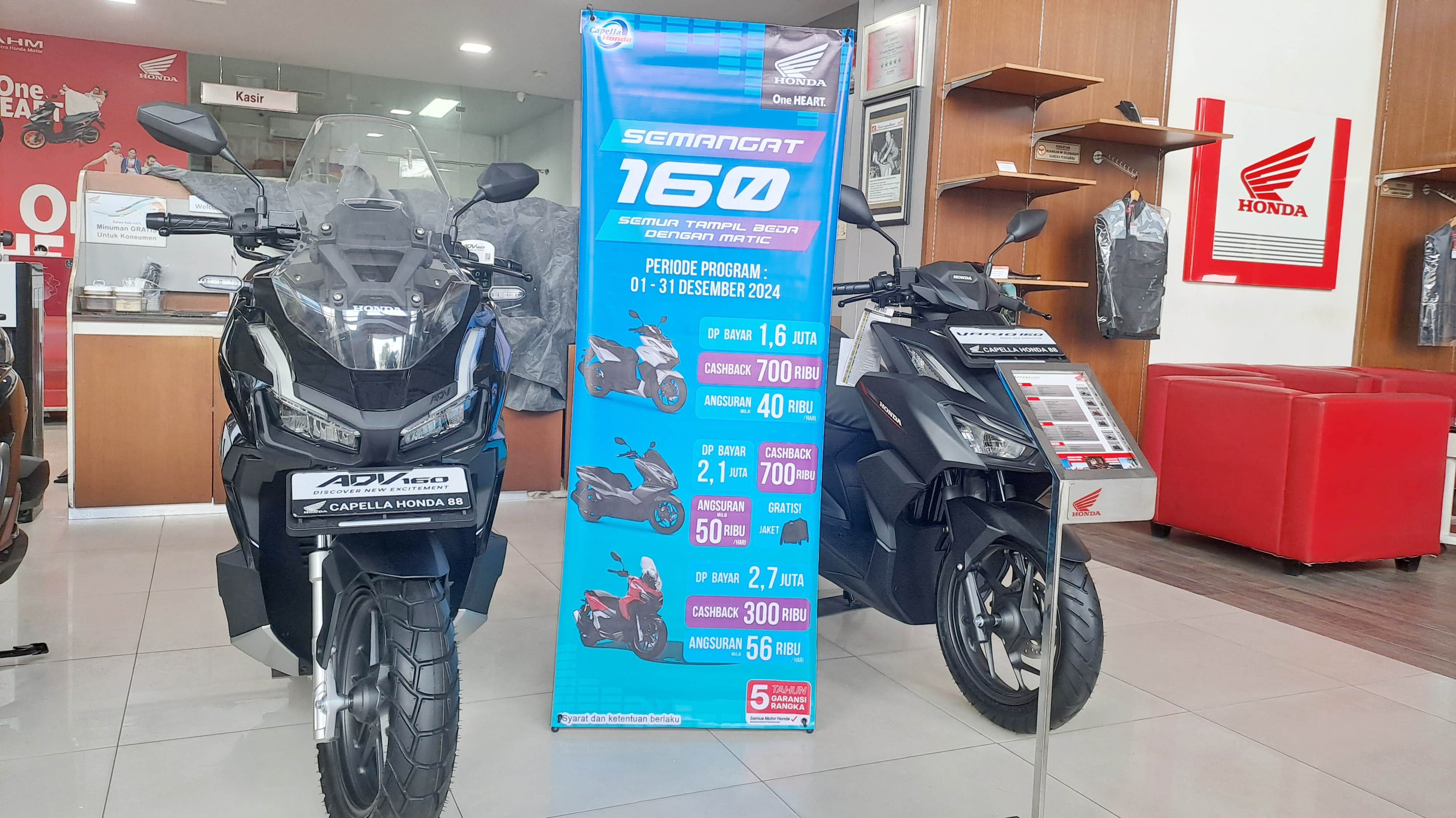Dua unit sepeda motor  PT Capella Dinamik Nusantara (CDN) saat berada di dealer. Saat ini CDN  menawarkan promo akhir tahun untuk beragam tipe sepeda motor di Pekanbaru, Jumat (6/12/2024).