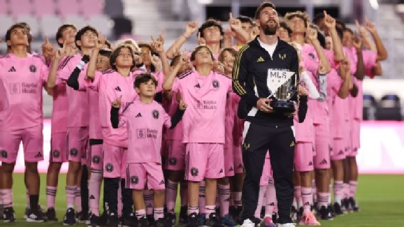 Lionel Messi menerima penghargaan MVP MLS 2024. Dia foto bersama putra-putranya, Thiago, Ciro, Mateo, dan akademi muda Inter Miami.
