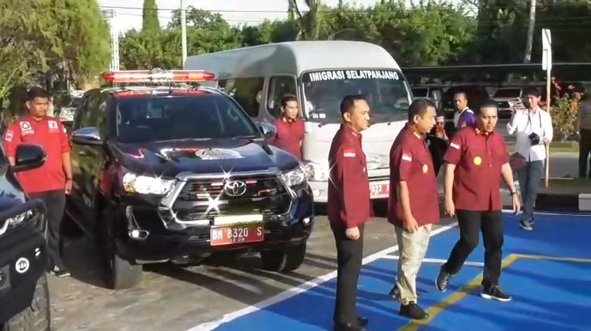 Kepala Kanwil Kementerian Hukum dan HAM Riau, Budi Argap Situngkir AMd IP SH MH didampingi Kepala Imigrasi Kelas I TPI Dumai Ricky Rachmawan memeriksa kelengkapan kendaraan operasional