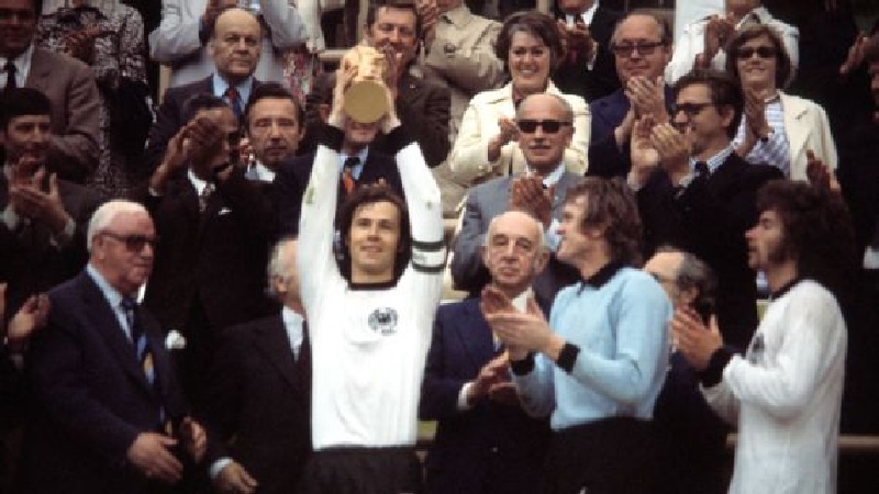 Franz Beckenbauer meninggal dunia pada usia 78 tahun pada bulan Januari tahun ini.  Bayern Munich pensiunkan kaus nomor 5 Beckenbauer.