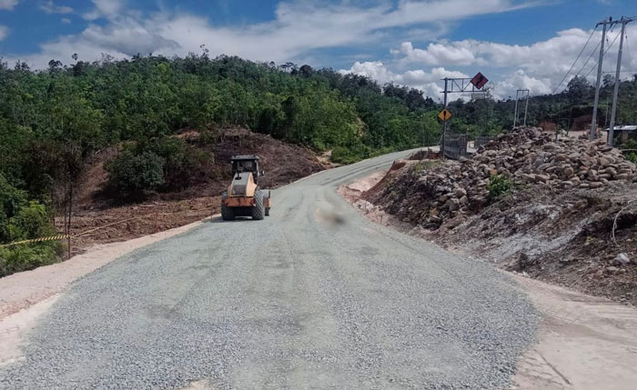 Pekerjaan pembuatan trase baru jalan lintas Riau-Sumbar di Desa Tanjung Alai, Kampar, Ahad (8/12/2024).