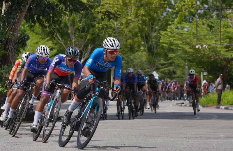 Para pembalap berjuang di etape III mengelilingi Kota Siak atau disebut dengan city race, Ahad (8/12/2024).