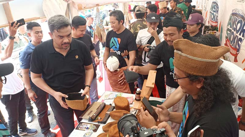 Menteri UMKM Maman Abdurrahman meninjau booth yang menampilkan produk UMKM di sela peluncuran Ansor Stokis di Jakarta, Ahad (8/12/2024).