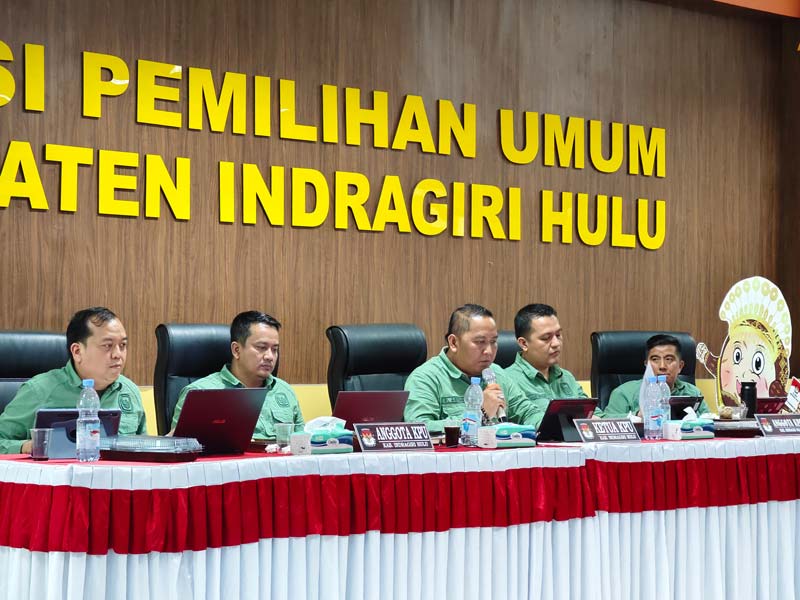Ketua KPU Inhu, Ronaldi Ardian SH (tengah) didampingi anggota saat pelaksanaan rapat pleno rekapitulasi penghitungan perolehan suara pilkada Inhu, baru-baru ini.