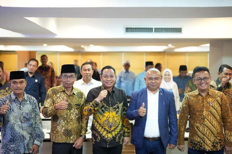 Ketua DPRD Siak Indra Gunawan (tengah) foto bersama penyelenggara bimtek dan pimpinan serta anggota DPRD Siak peserta bimtek di Hotel Grand Jatra Pekanbaru