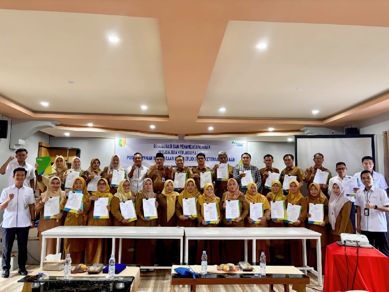 Kapus se-Kabupaten Kuansing foto bersama dengan BPJS Ketenagakerjaan usai acara di Hotel Angela Telukkuantan, Senin (9/12/2024).