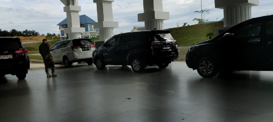 Suasana Kantor Perkim Pekanbaru, Tenayan Raya saat KPK melakukan penggeledahan. ASN dan honorer tidak diperbolehkan masuk ruan kerja.