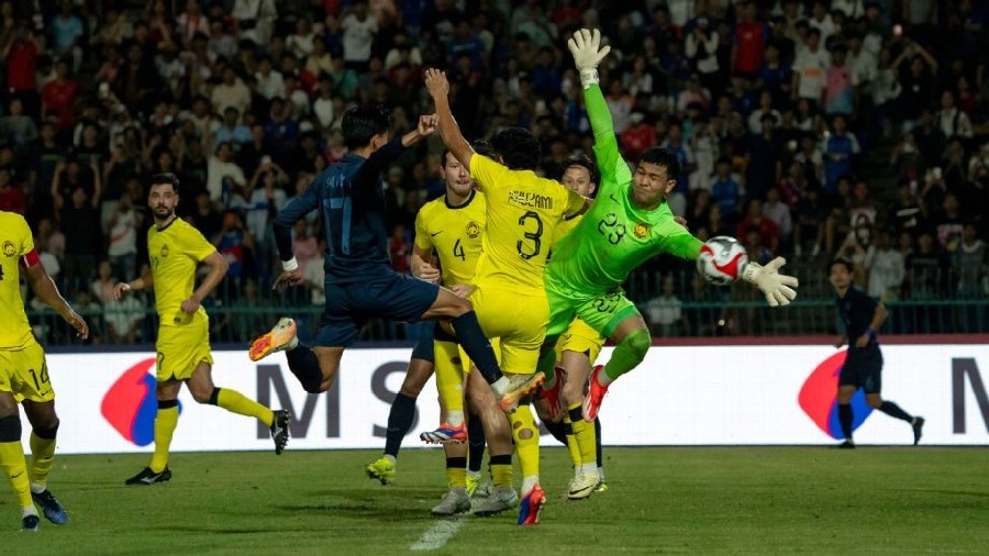Malaysia memulai laga pembuka Grup A Piala AFF 2024 dengan mengewakan. Harimau Mlaaya ditahan imbang Kamboja 2-2 di Stadion Olimpiade Phnom Penh, Ahad (8/12/2024).