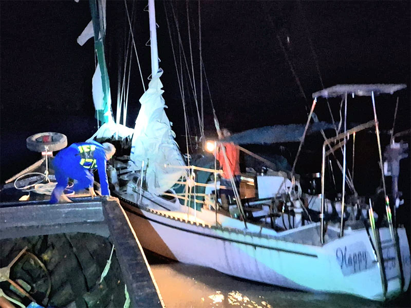 Aparat Polairud Meranti selamatkan Nakhoda Kapal Layar Asing yang terdampar di Perairan Tanjung Permai, Kecamatan Rangsang, Senin (9/12/2024).