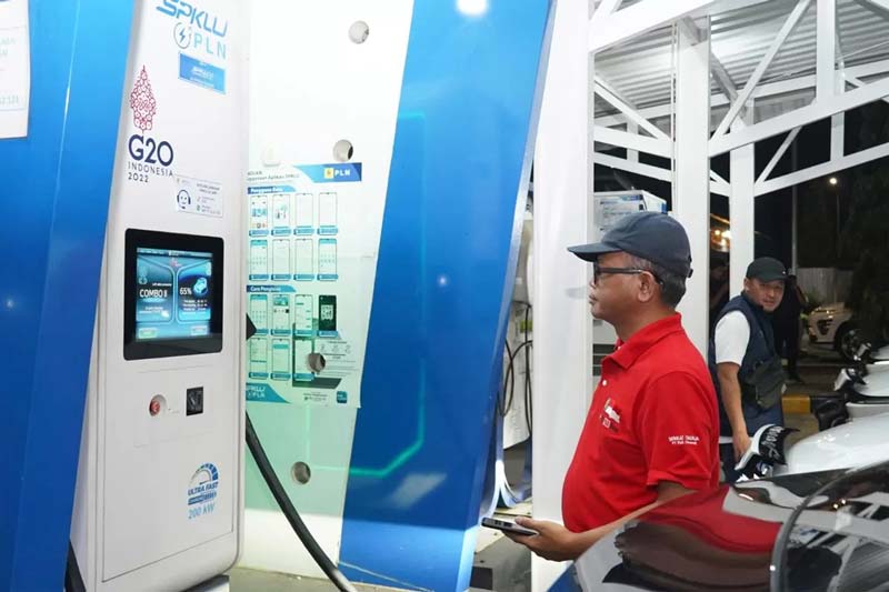 Pengisian energi listrik di stasiun pengisian kendaraan listrik umum (SPKLU) oleh pemilik mobil listrik di rest area, beberapa waktu lalu.