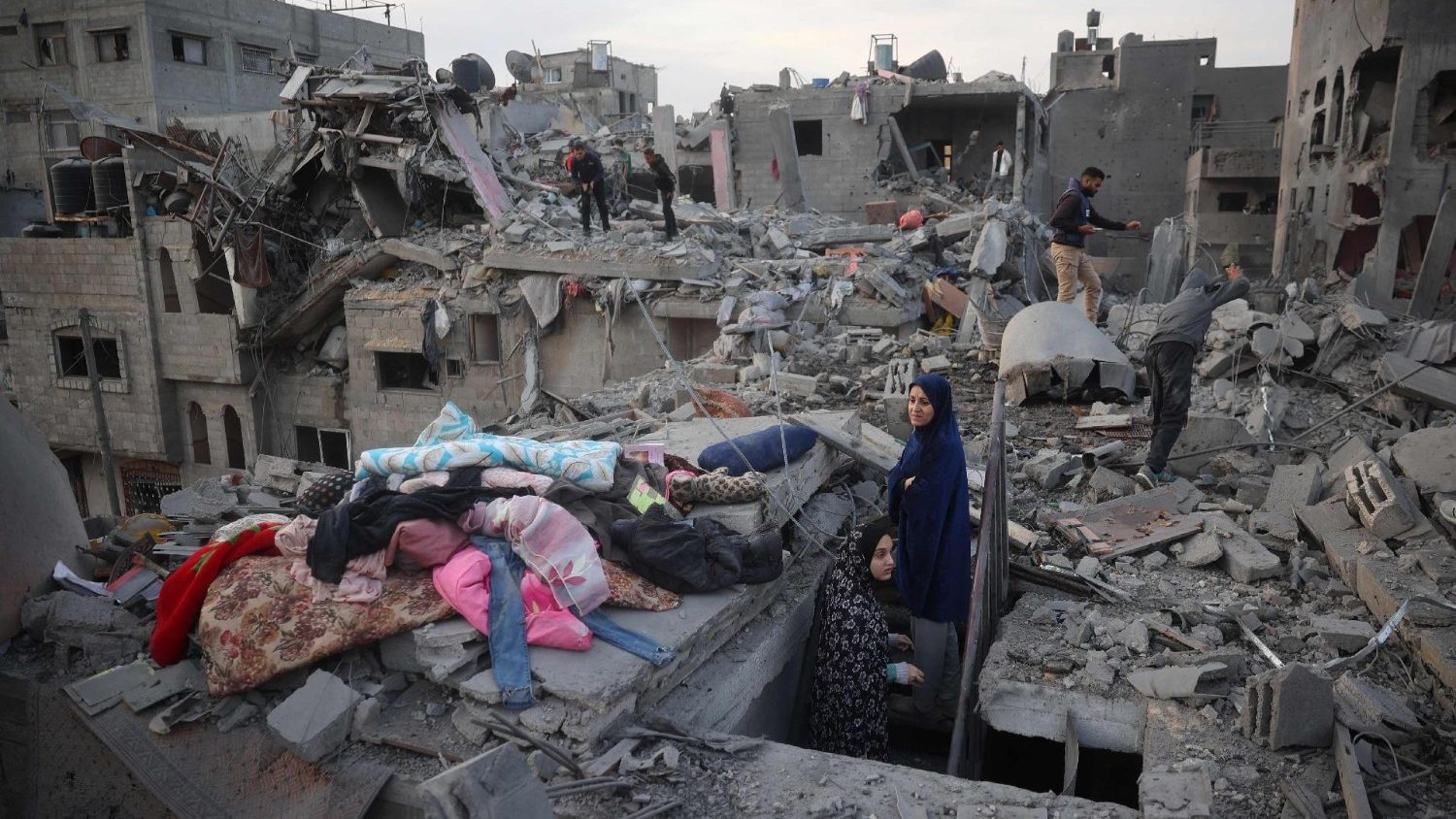 Warga Palestina memeriksa kerusakan setelah serangan Israel di Kamp pengungsi Nuseirat di Jalur Gaza, baru-baru ini.