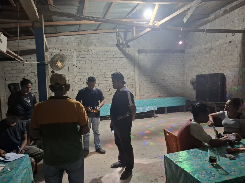 Satres Narkoba Polres Kuansing, menemukan puluhan botol miras tanpa izin saat razia di wilayah Kelurahan Sungai Jering, Kecamatan Kuantan Tengah,  Senin (9/12/2024) malam.